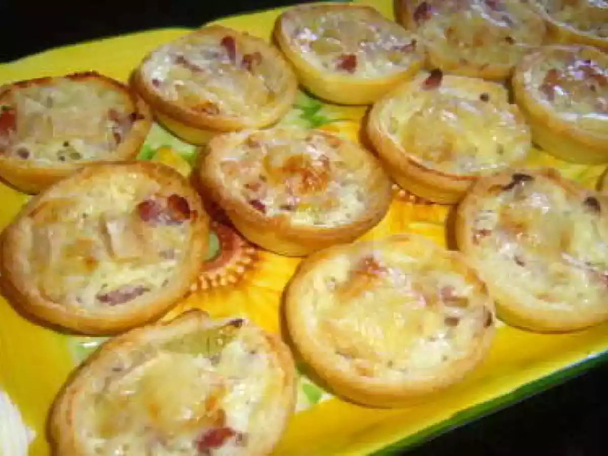 Mini-tartelettes St Nectaire / oignons / lardons