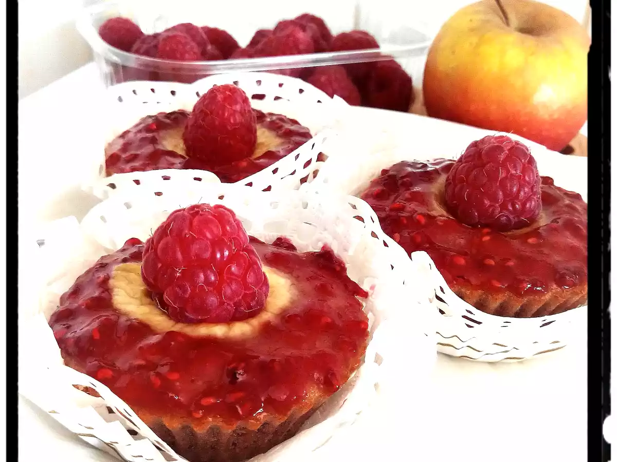 Moelleux à la compote pomme-framboise et son coeur crème anglaise