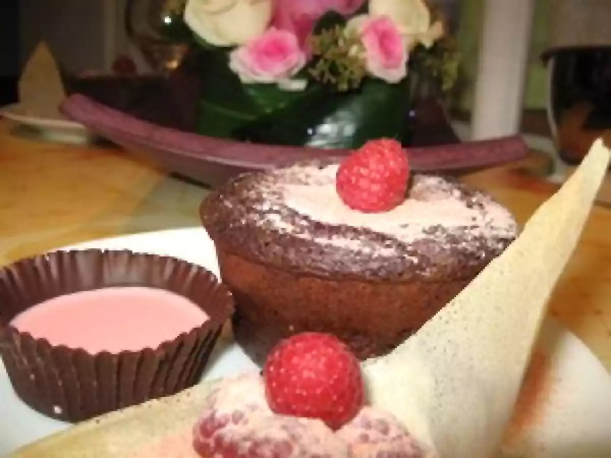 Moelleux au chocolat et à la framboise et biscuit de reims, crème anglaise rosée