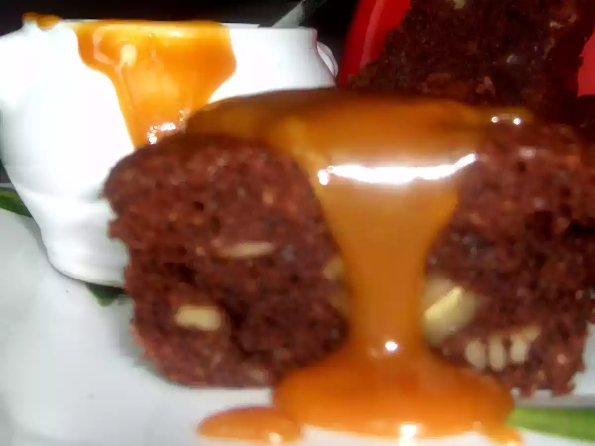 MON BROWNIE FONDANT AUX NOIX DE PECAN CROQUANT ET SA SAUCE CARAM