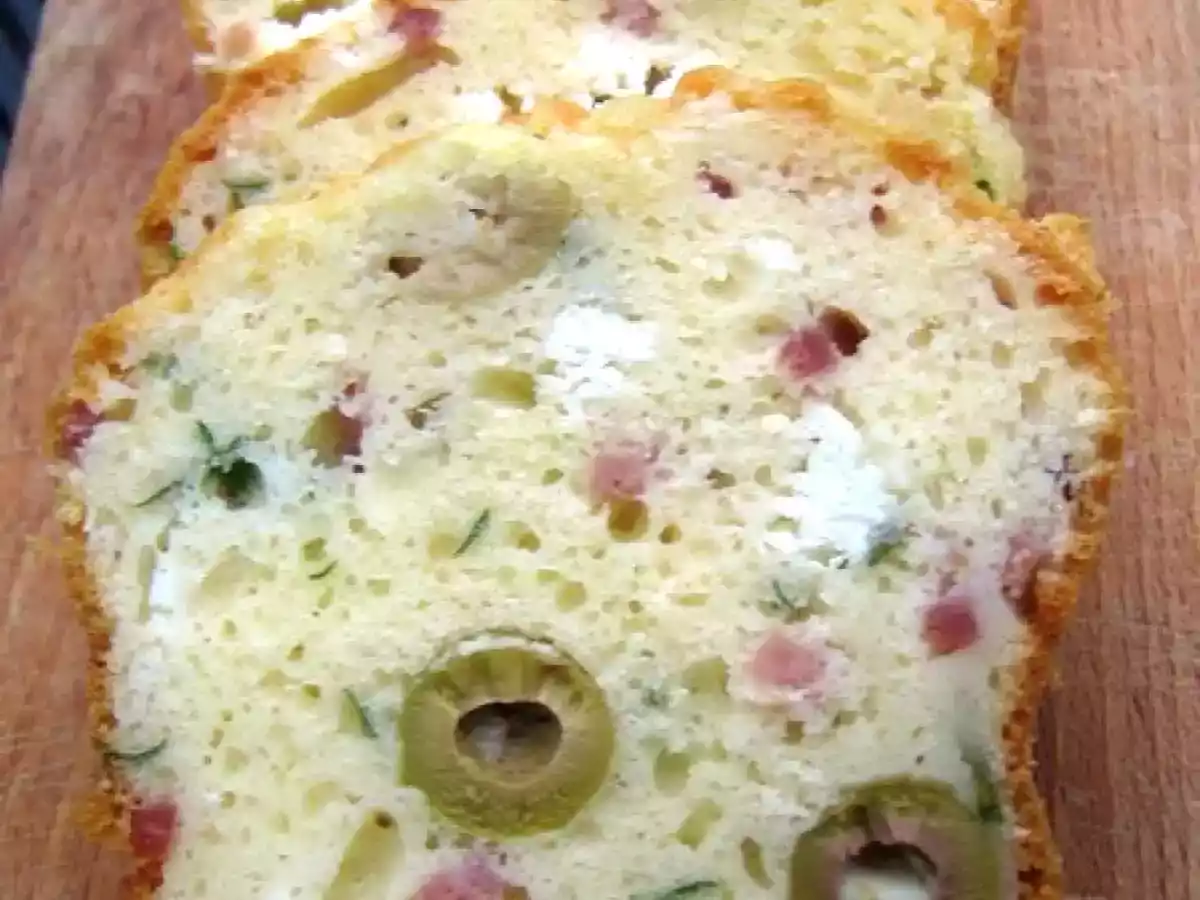 Mon cake salé aux olives, basilic, chèvre et jambon...idéal pour l'apéritif!