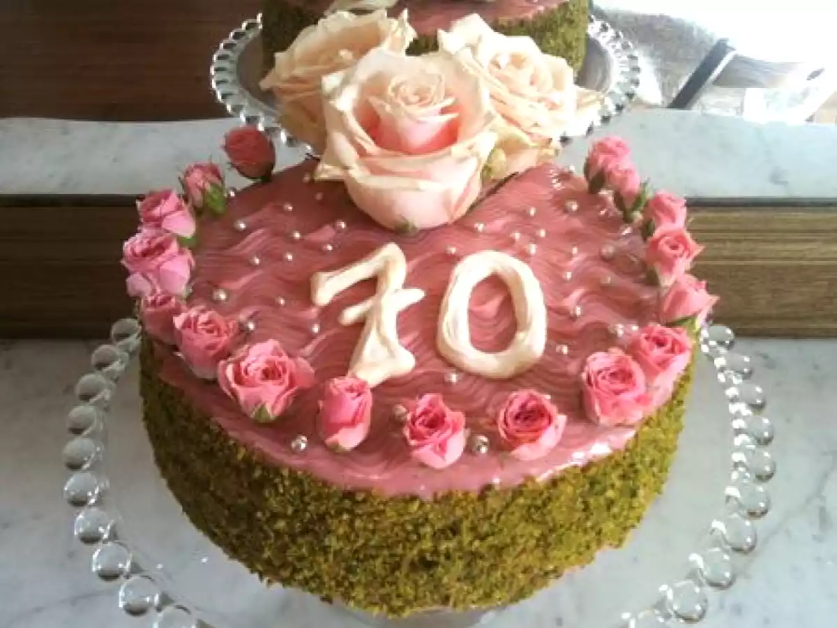 Mon gâteau pistache au chocolat blanc, aux framboises et à la rose