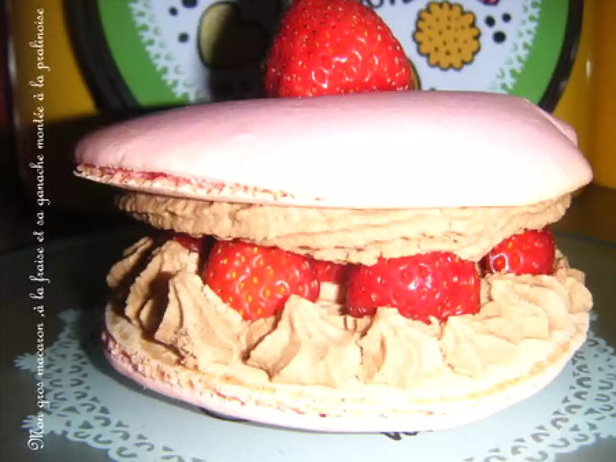 Mon gros macaron à la fraise et sa ganache montée à la pralinoise