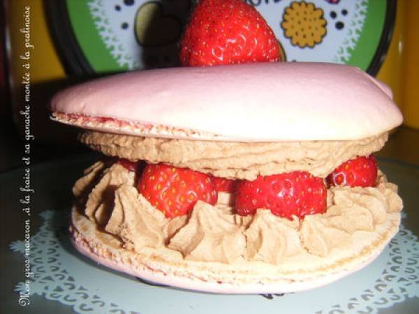 Mon gros macaron à la fraise et sa ganache montée à la pralinoise