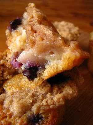 Mon Roman De L Ete Petits Gateaux Crousti Moelleux A La Poire Et Aux Myrtilles Recette Ptitchef