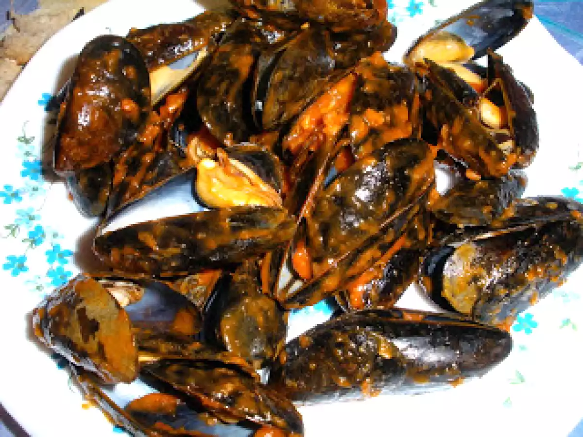 Moules à la sauce tomate et jambon de pays