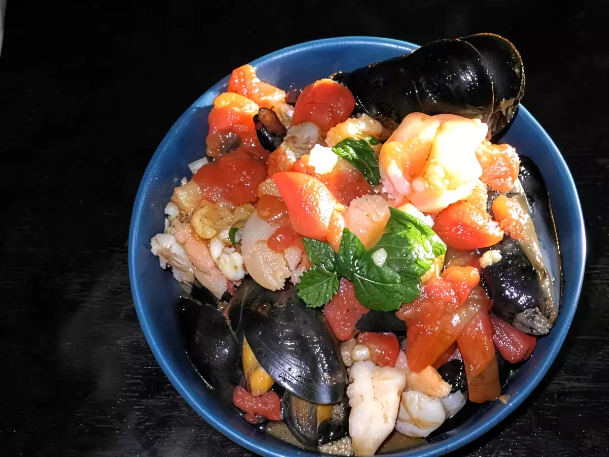 Moules, coques et crevettes dans un bouillon aux tomates épicées - photo 2
