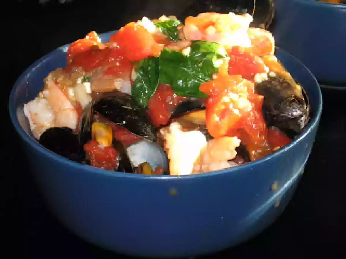 Moules, coques et crevettes dans une bouillon aux tomates épicées