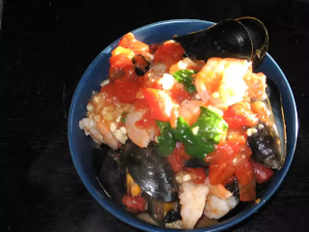 Moules, coques et crevettes dans une bouillon aux tomates épicées - photo 2