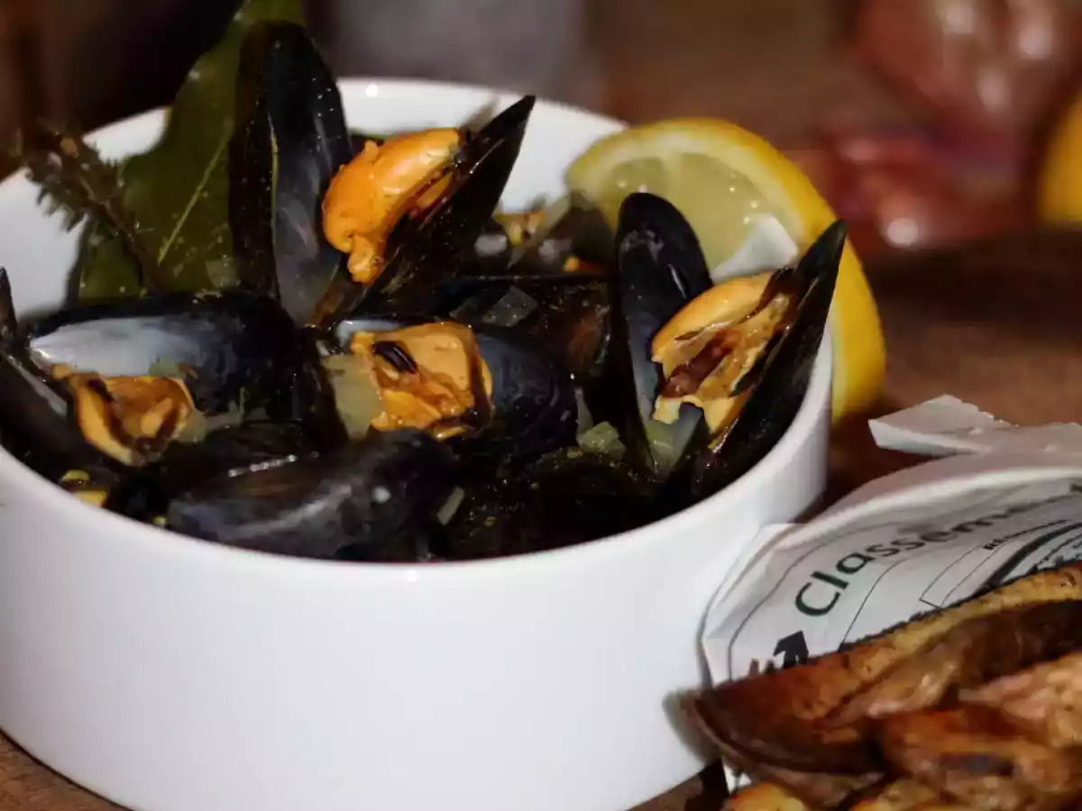 Moules marinières au curry, citron et estragon