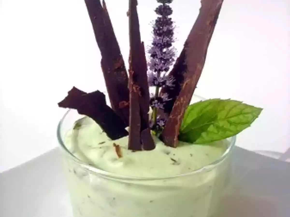 Mousse à la menthe et copeaux de chocolat noir
