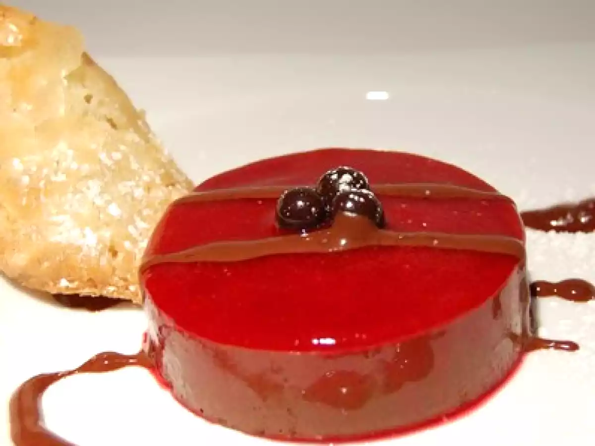 Mousse au chocolat et son coulis de framboises