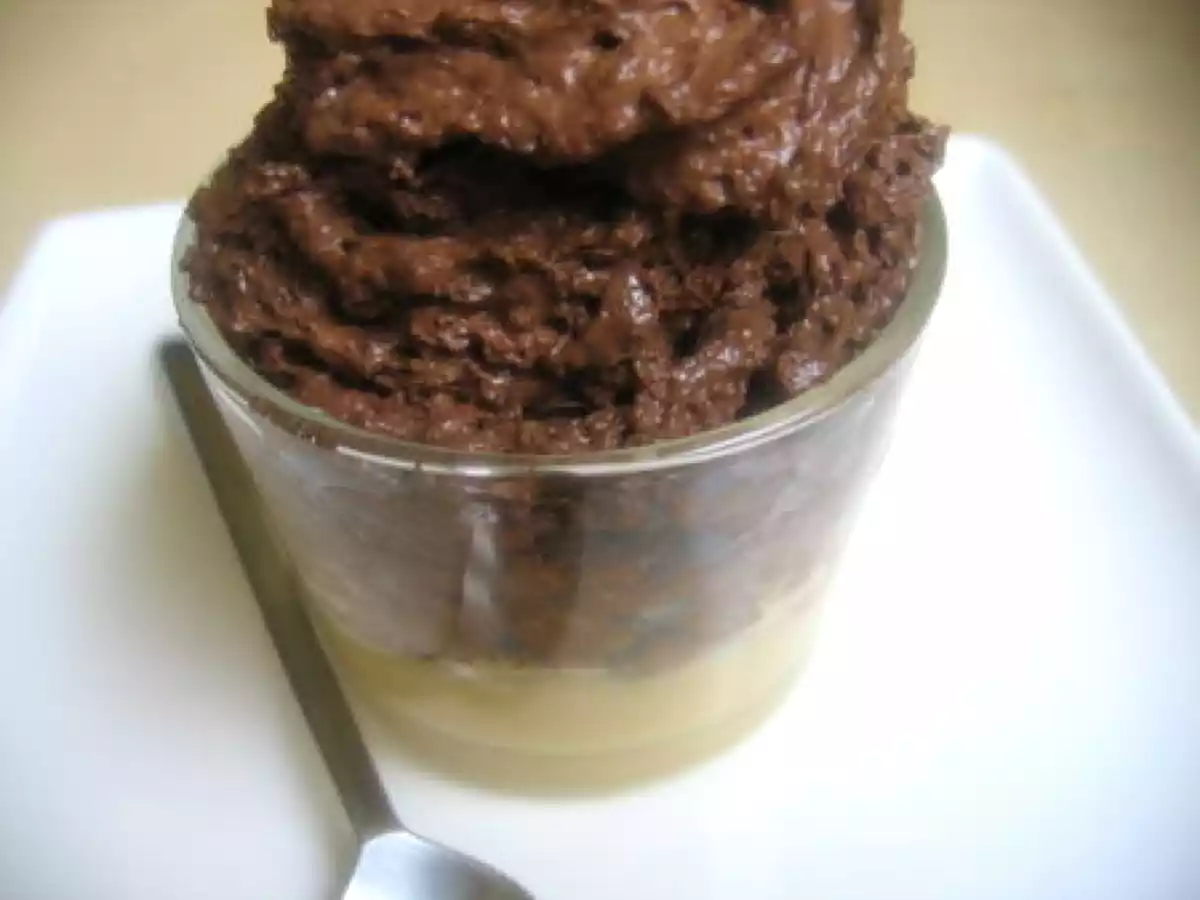 Mousse au chocolat sur un lit d'orange curd