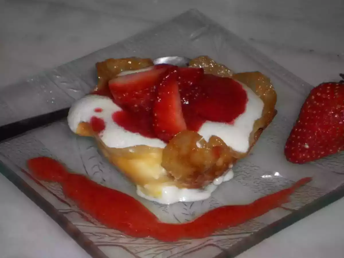 MOUSSE AUX FRAISES DANS SA COROLLE AU MIEL