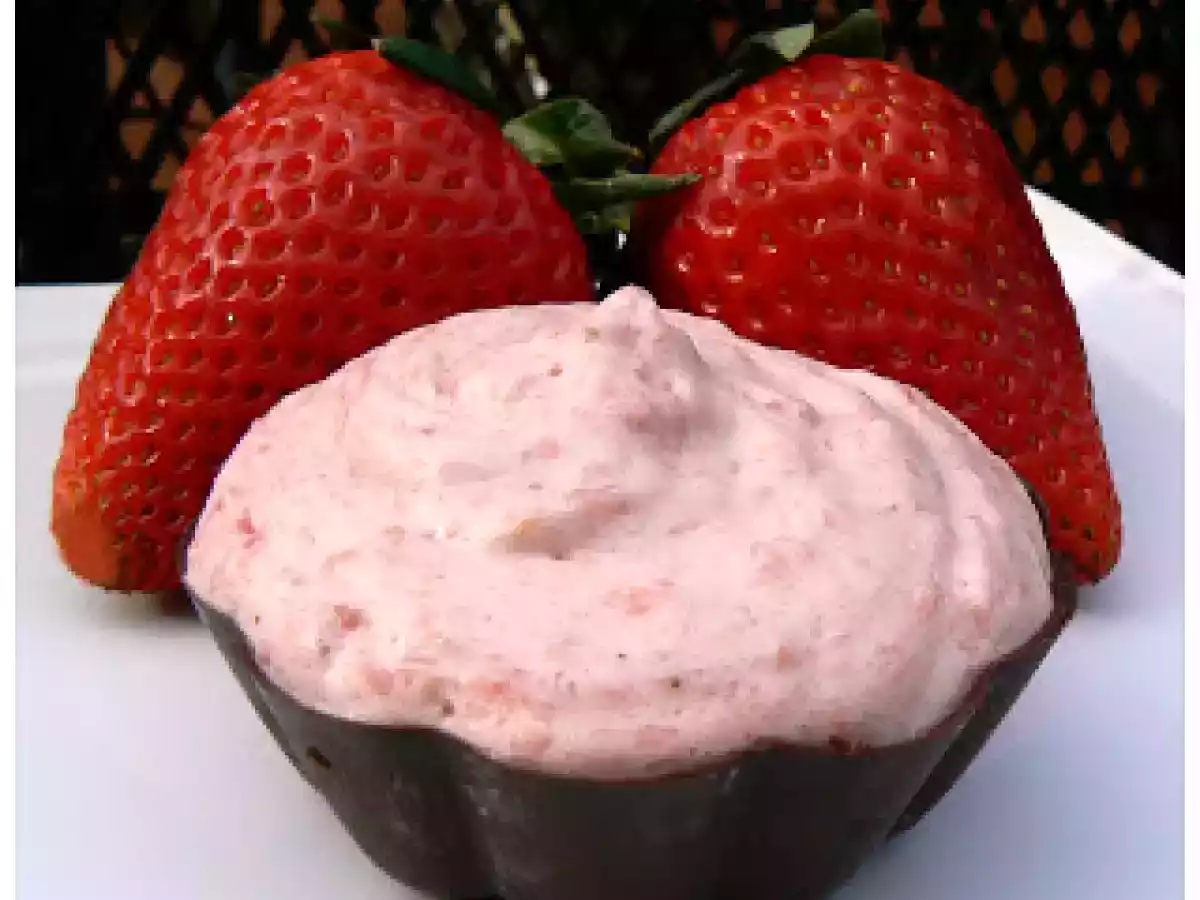 Mousse aux fraises en coupe chocolatée