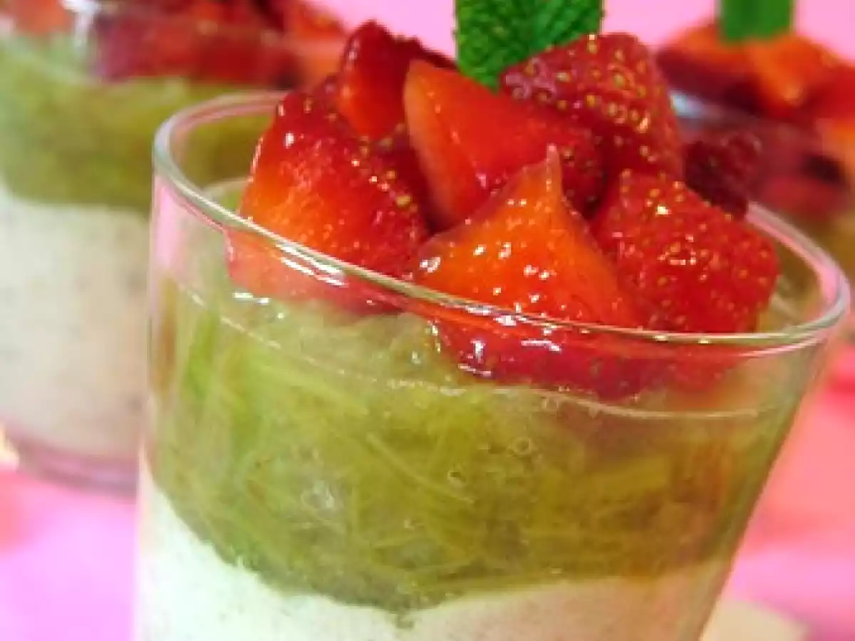 Mousse de bananes à la fève tonka et confit de rhubarbe sous lit de fraises