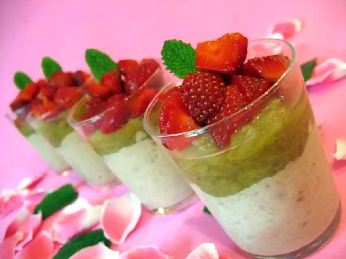 Mousse de bananes à la fève tonka et confit de rhubarbe sous lit de fraises - photo 2