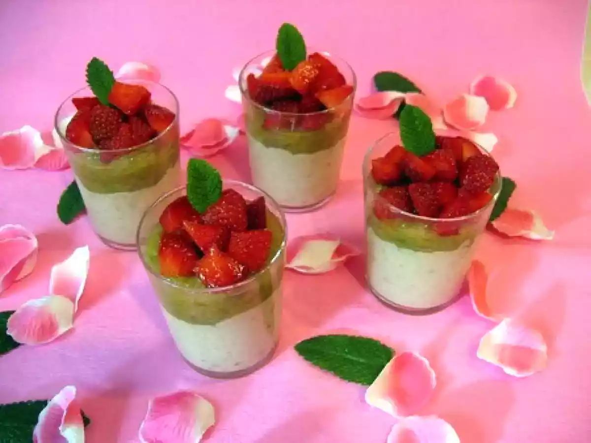 Mousse de bananes à la fève tonka et confit de rhubarbe sous lit de fraises - photo 3