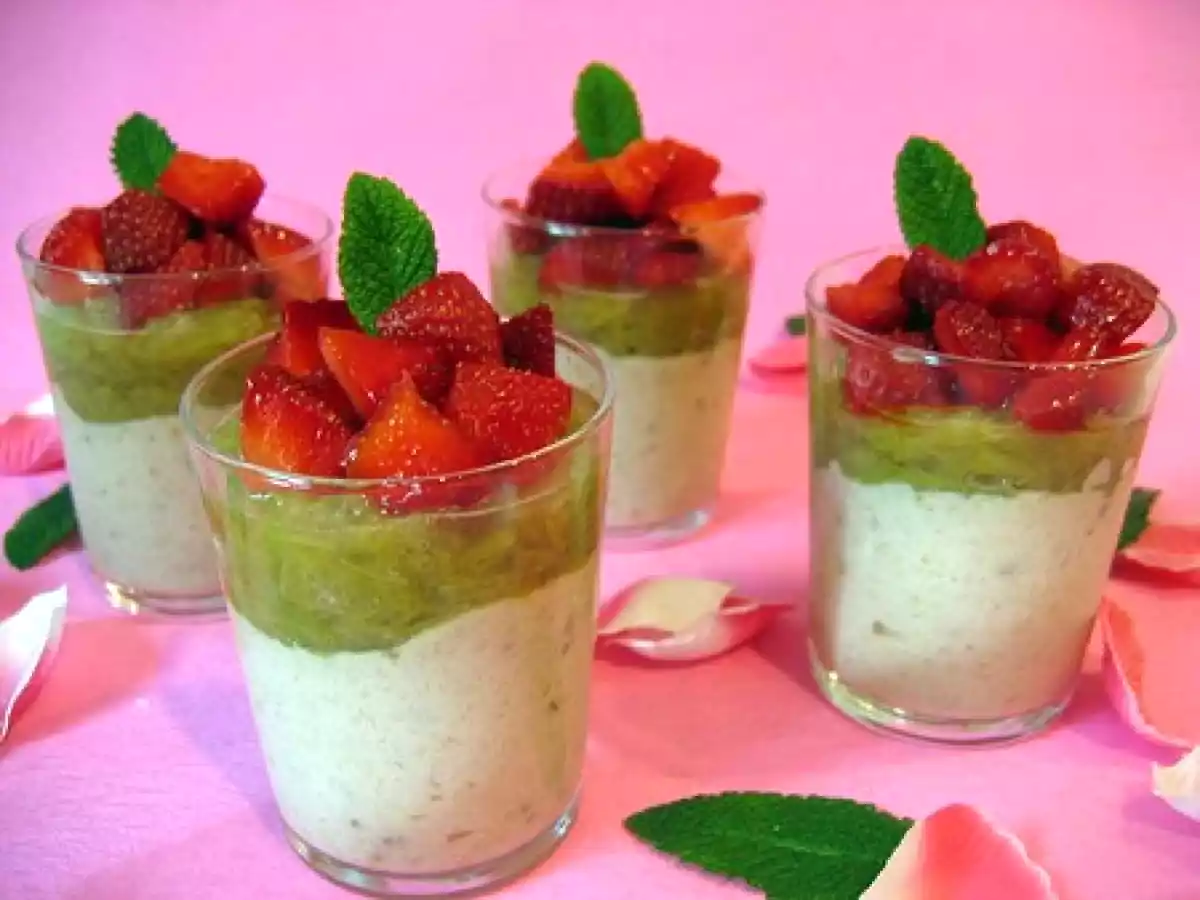 Mousse de bananes à la fève tonka et confit de rhubarbe sous lit de fraises - photo 4