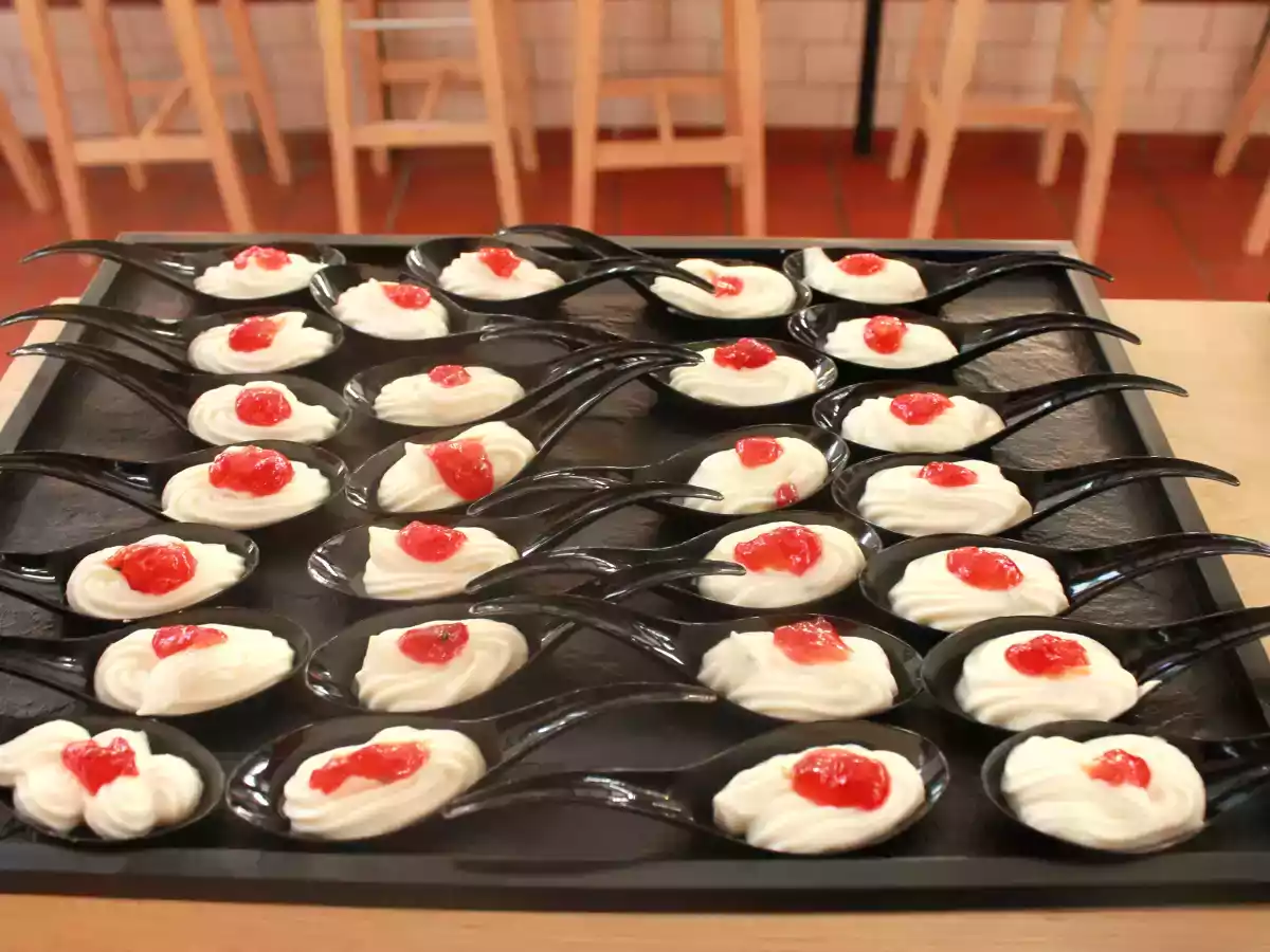 Mousse de chèvre et confit de piquillos