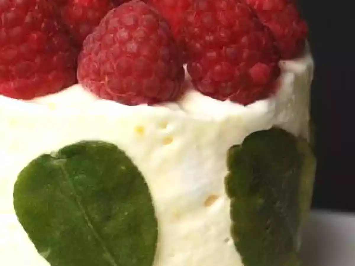 Mousse de lemon curd et fruits rouges sur biscuit au limoncello