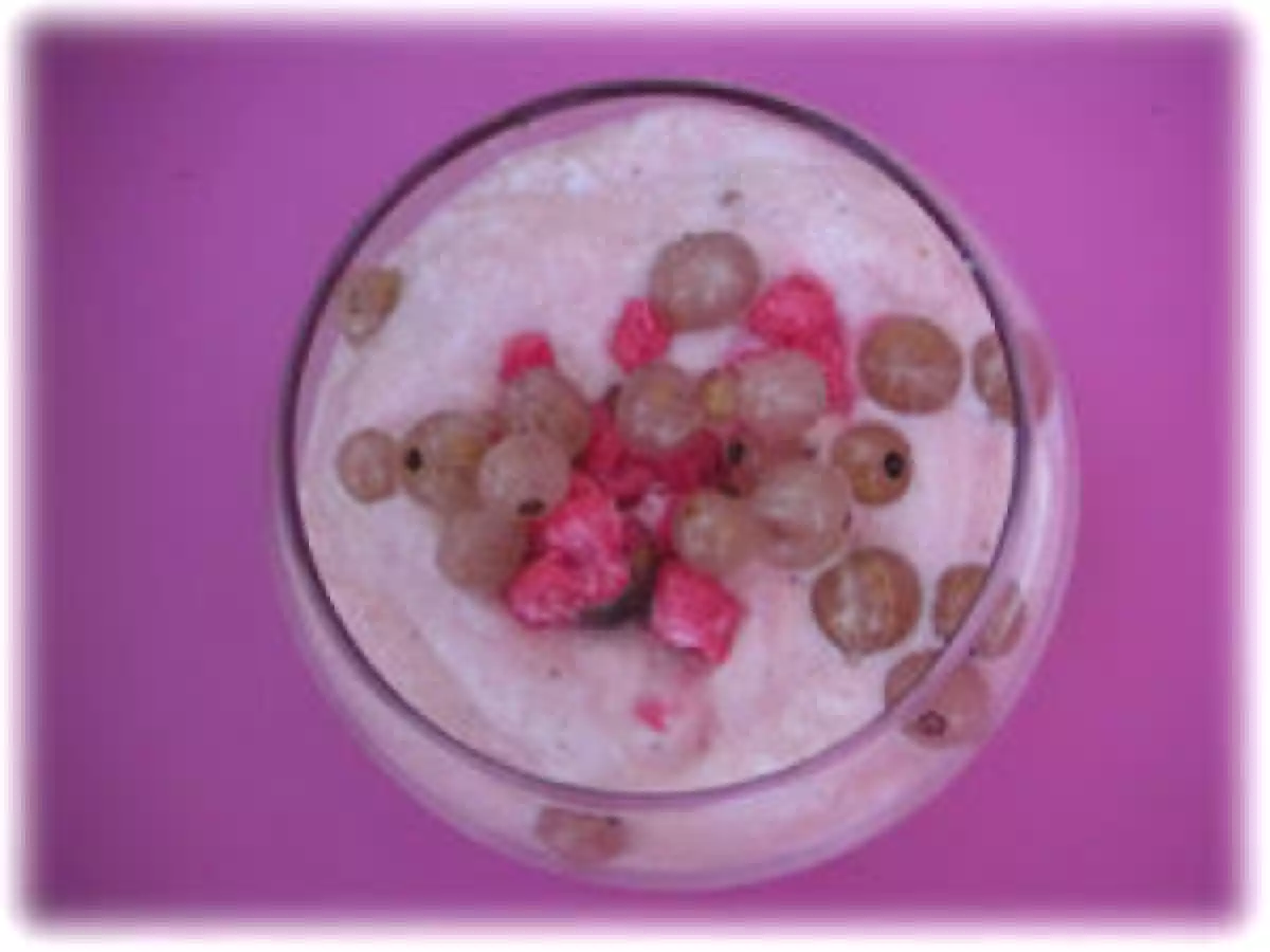 Mousse de mascarpone à la praline, groseilles blanches et pastèque