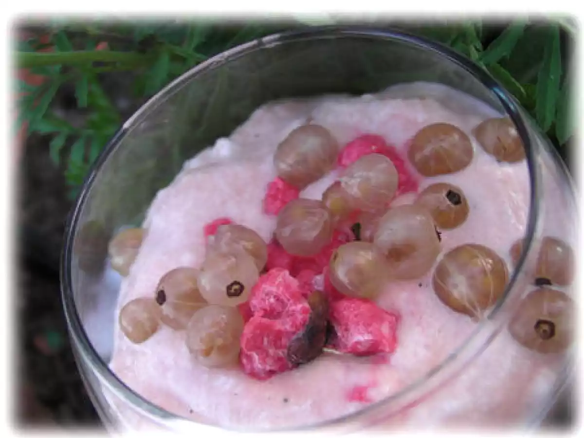 Mousse de mascarpone à la praline, groseilles blanches et pastèque - photo 2