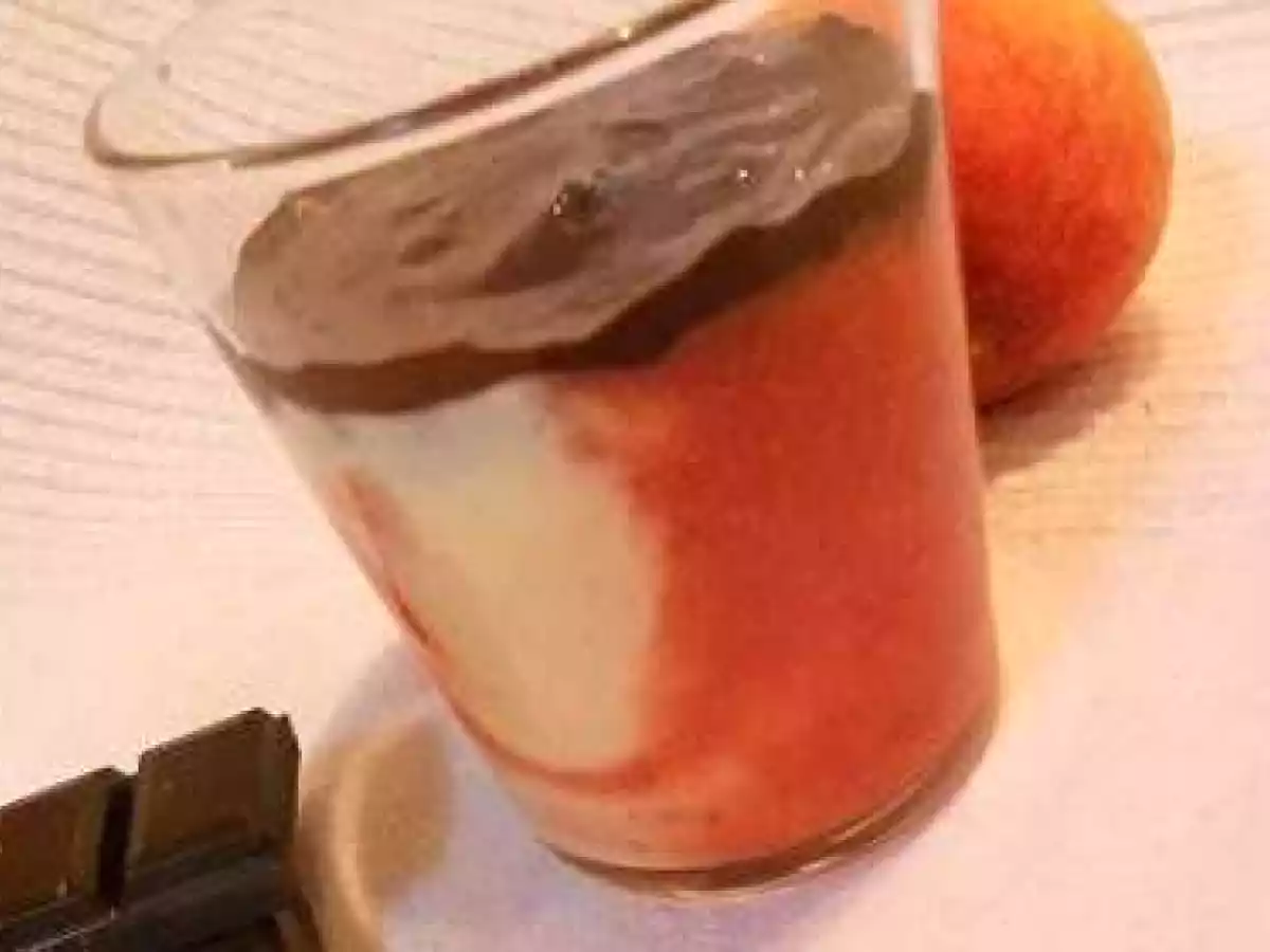 Mousse de pêches, coulis de fraises et chocolat craquant