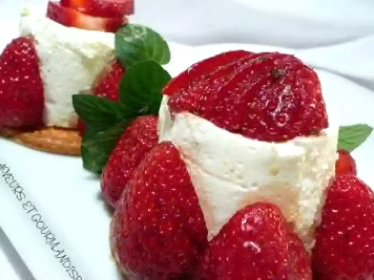 Mousse de petit-suisse sur sablé breton et fraises au balsamique