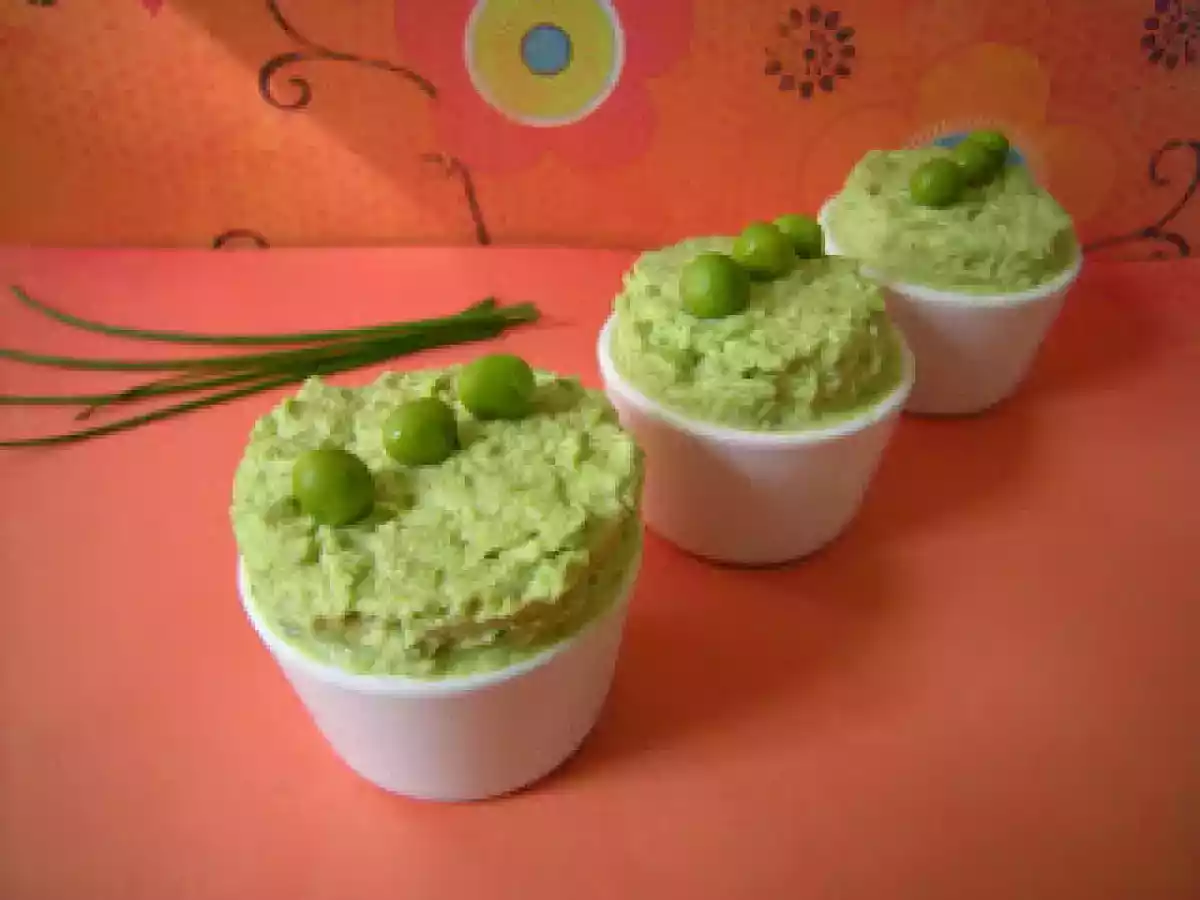 Mousse de petits pois avec fromage frais, noisettes, ciboulette