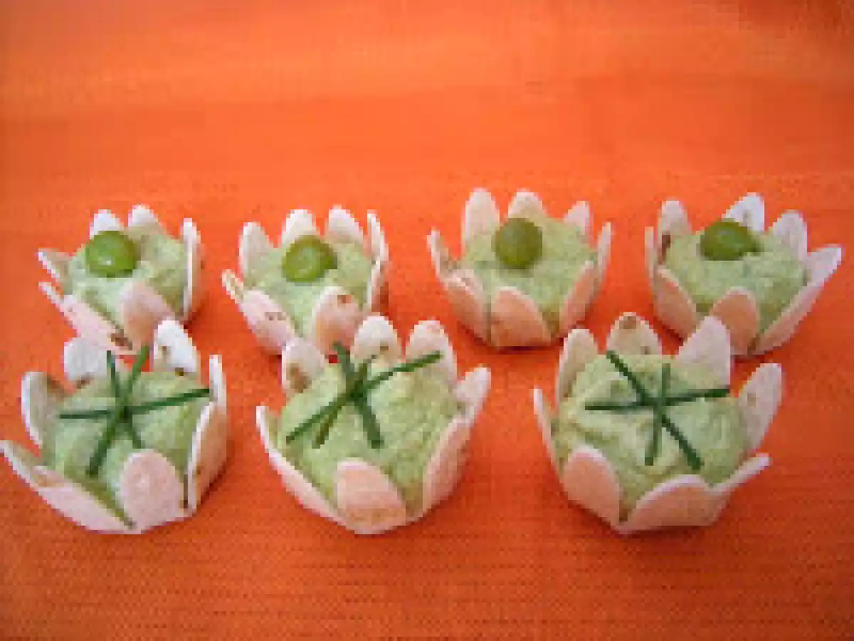 Mousse de petits pois avec fromage frais, noisettes, ciboulette - photo 3