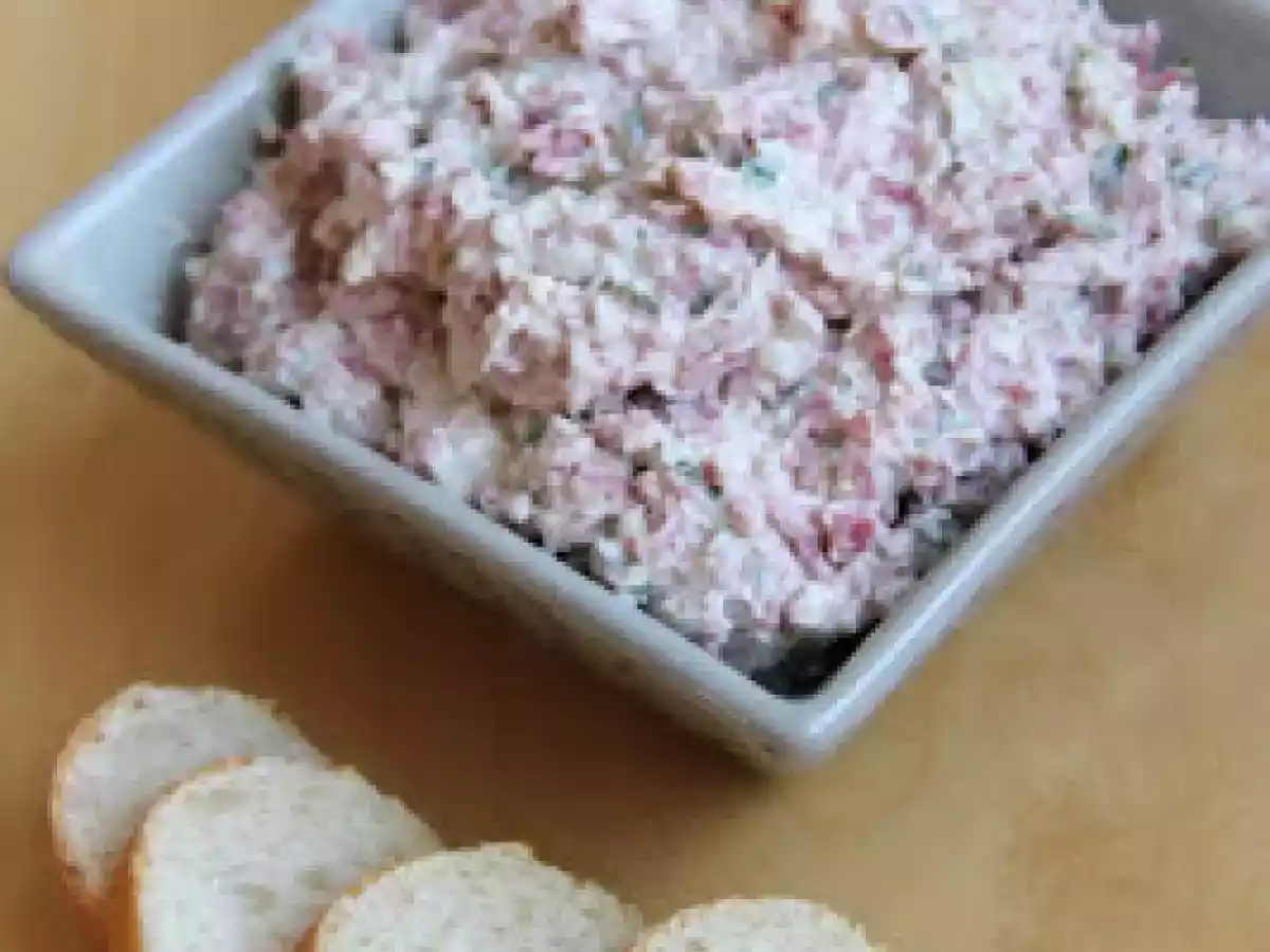 Mousse de salami au fromage frais.