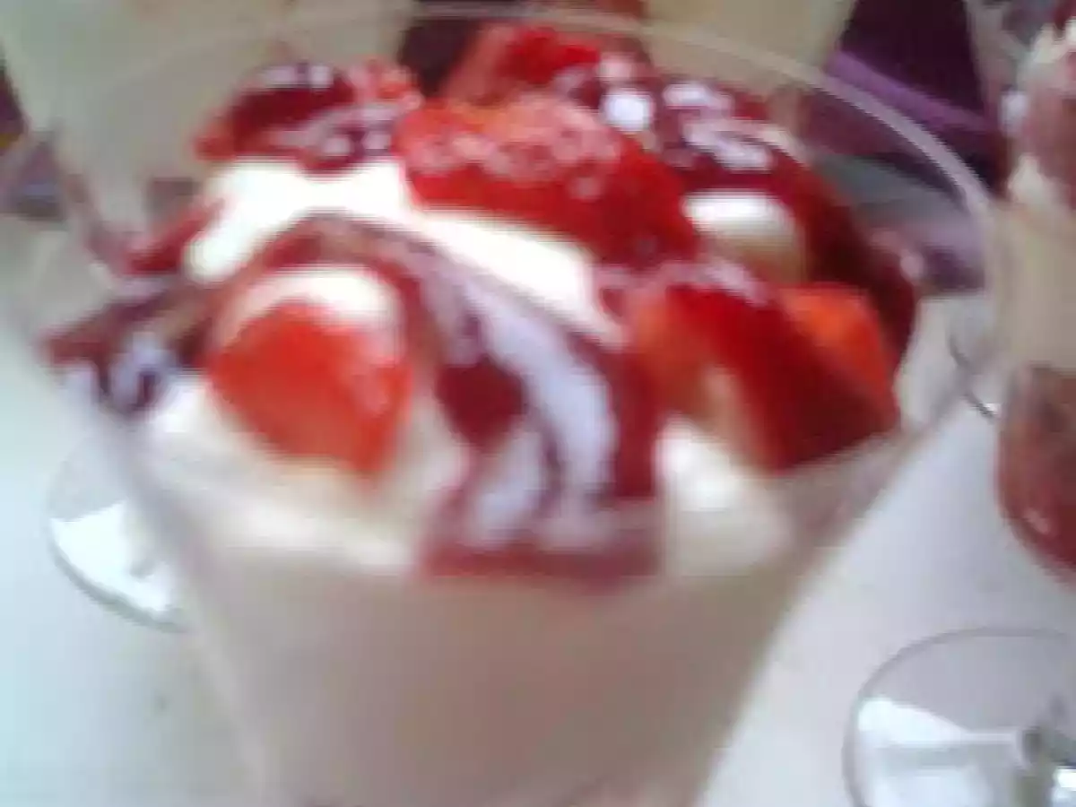 Mousse de yaourt sur lit de fraises et coulis de framboises. - photo 2