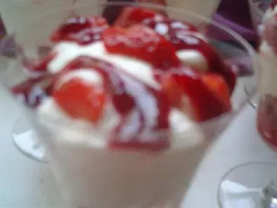 Mousse de yaourt sur lit de fraises et coulis de framboises., photo 2