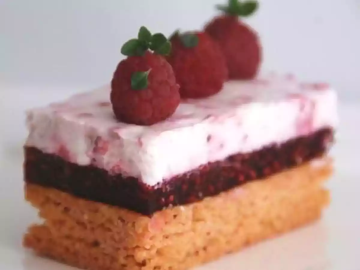 Mousse et gélifié de framboises sur sablé breton aux biscuits roses de Reims