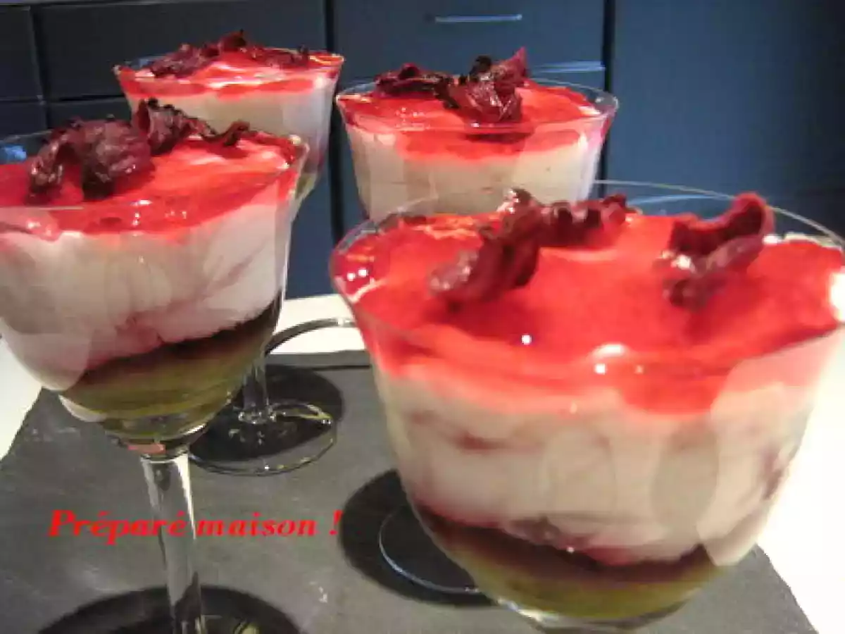 Mousse légère à la rhubarbe, gelée d'hibiscus