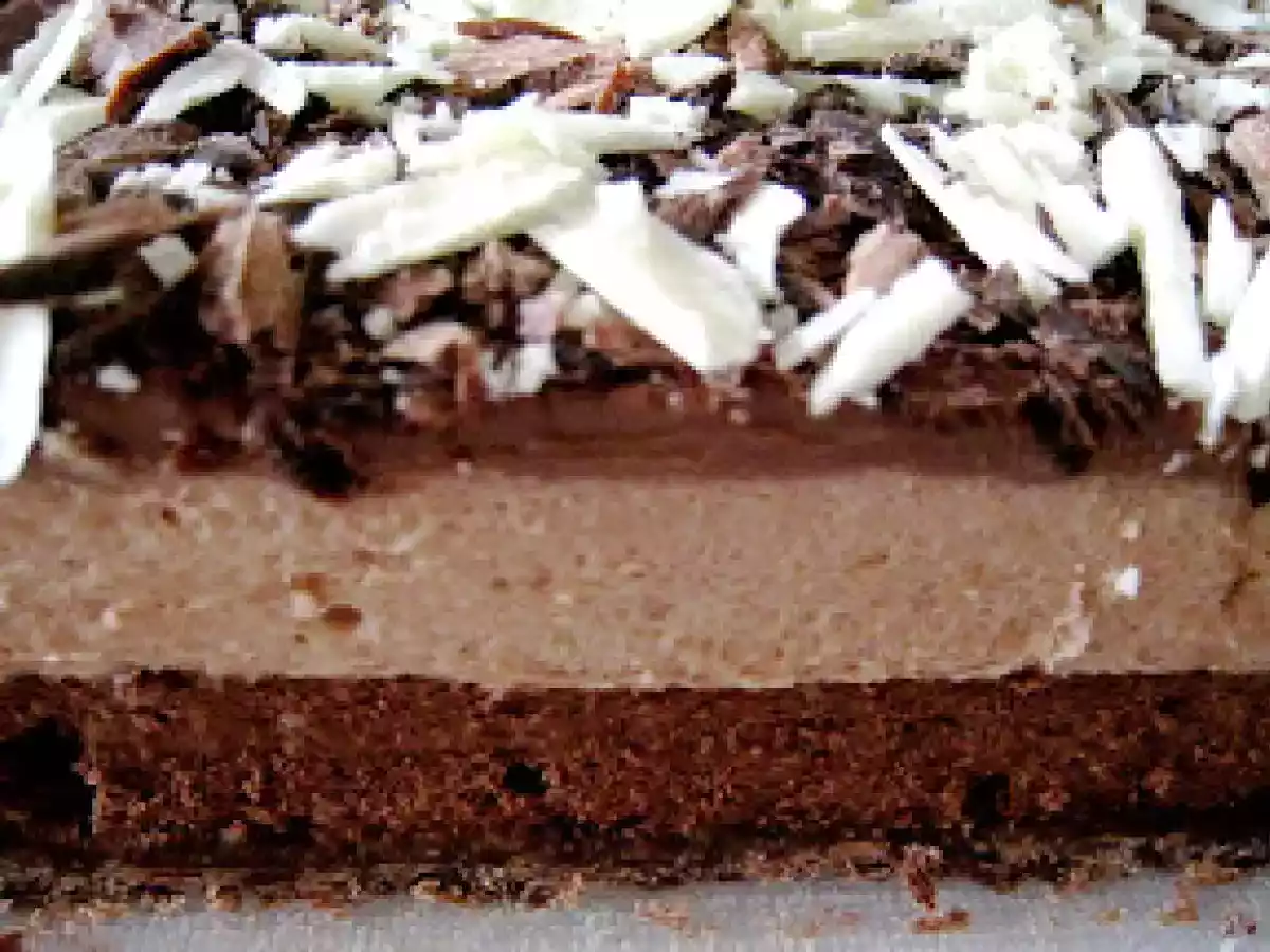Mousse pralinée et chocolat sur feuilleté croquant praliné