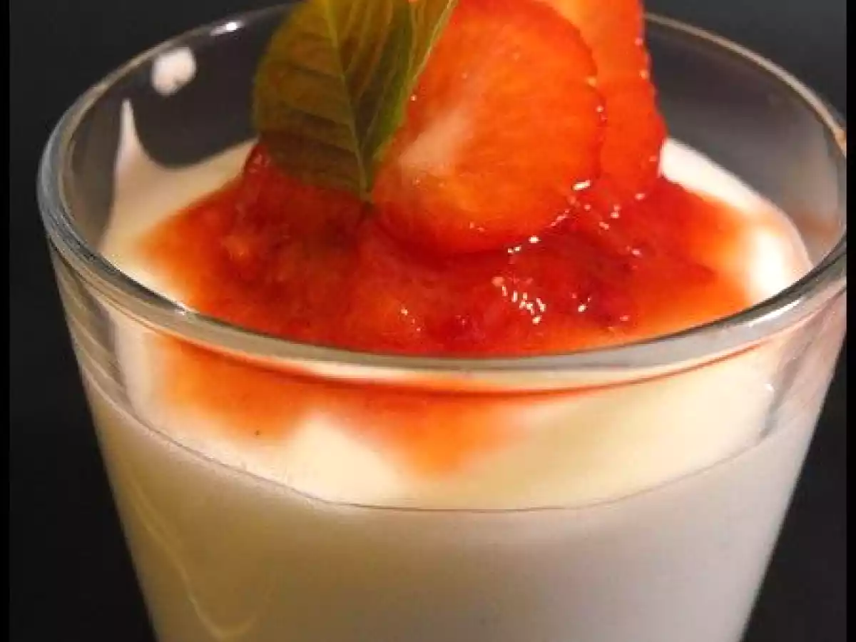 Mousses aériennes de fromage blanc & coulis de fraise
