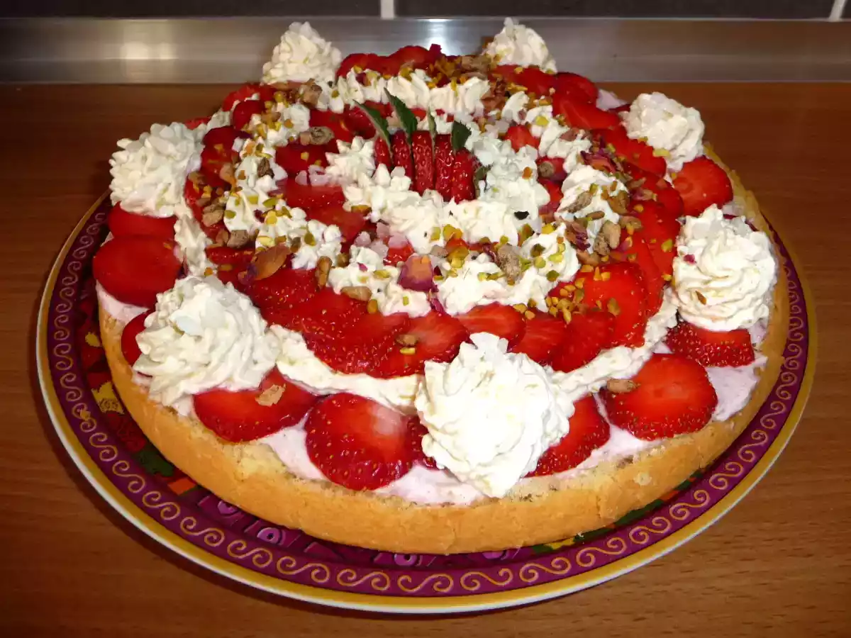 Mousses fraises & rhubarbe sur une génoise