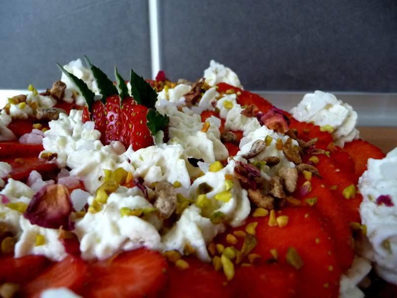 Mousses fraises & rhubarbe sur une génoise - photo 2