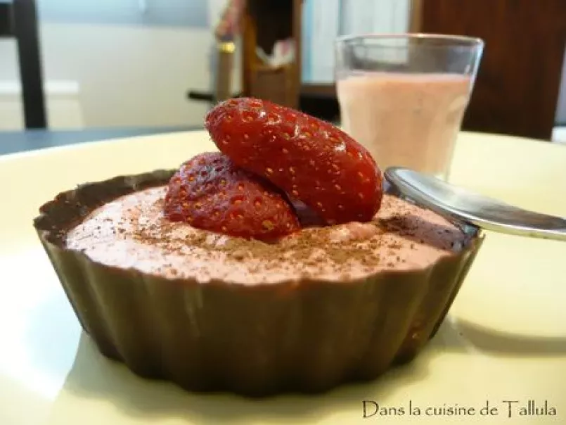 Mousses mascarponées à la fraise et coque en chocolat, photo 1