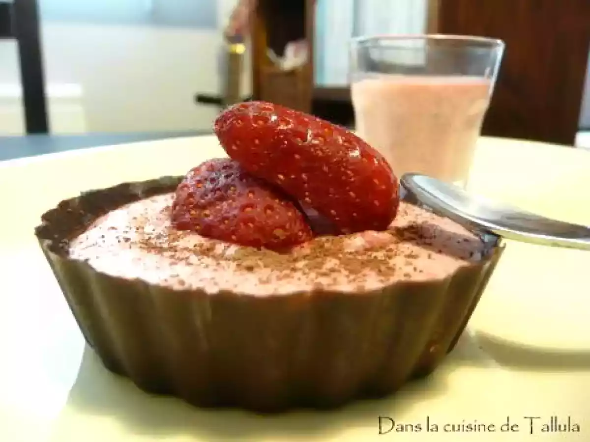 Mousses mascarponées à la fraise et coque en chocolat