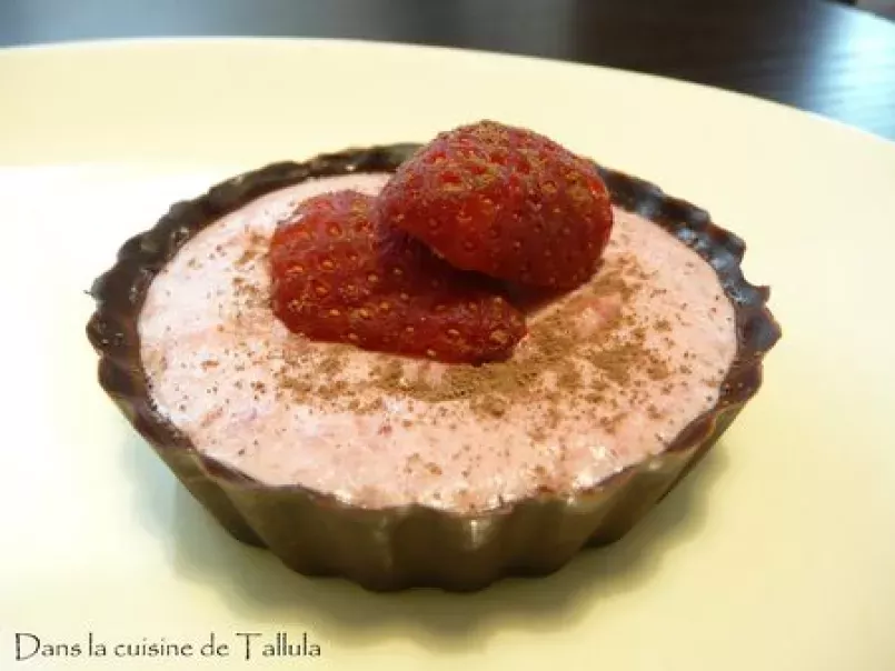 Mousses mascarponées à la fraise et coque en chocolat, photo 2