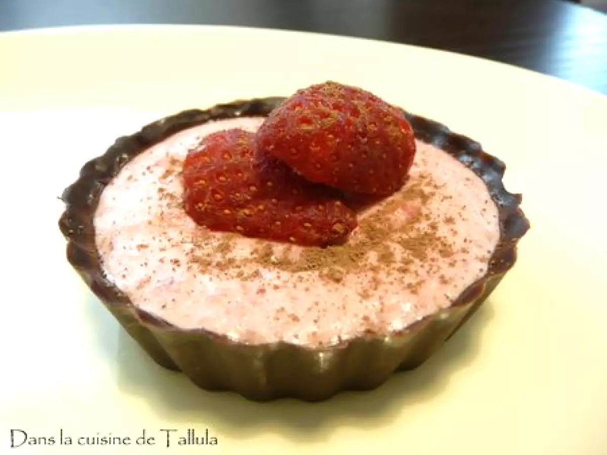 Mousses mascarponées à la fraise et coque en chocolat - photo 2