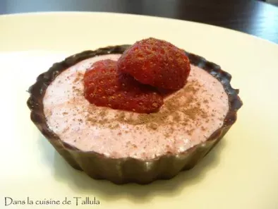 Mousses mascarponées à la fraise et coque en chocolat, photo 2