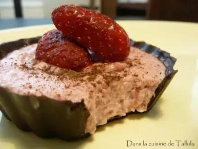 Mousses mascarponées à la fraise et coque en chocolat, photo 3