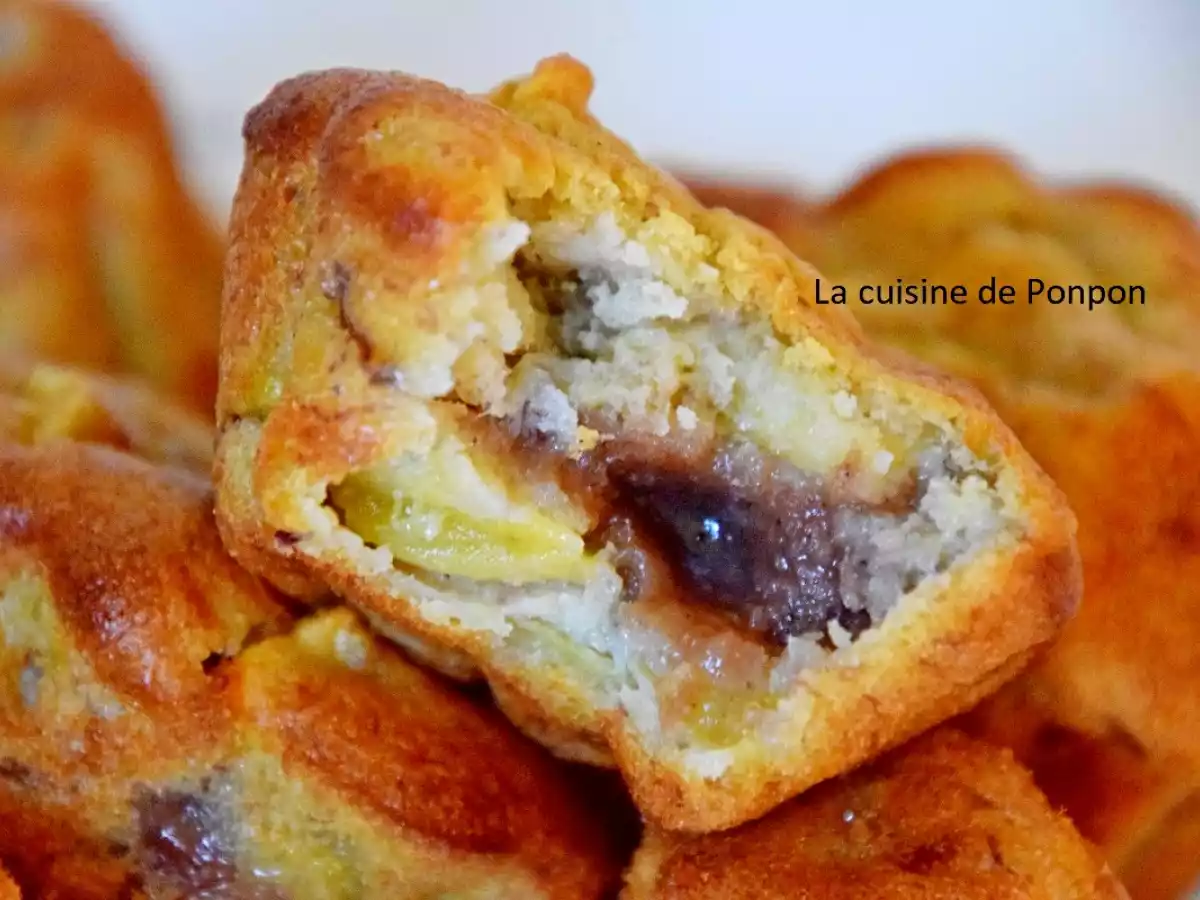 Muffin banane, pomme, poudre d'écorce de combava et son coeur marron