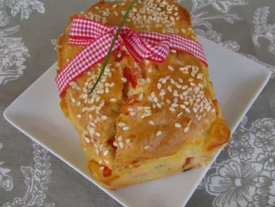 Muffin-cake à la tomate, chèvre, olive et basilic