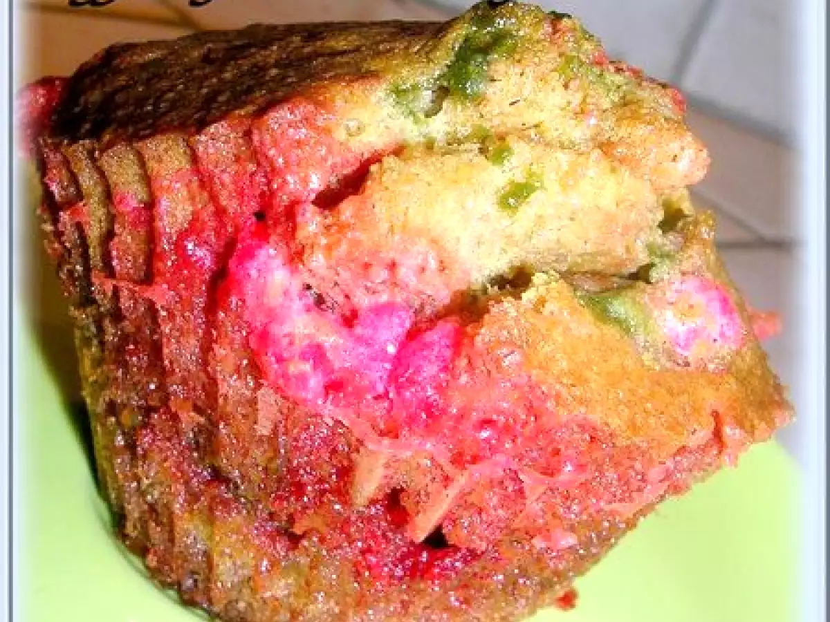 MUFFINS A LA PATE DE PISTACHE ET AUX PRALINES ROSES