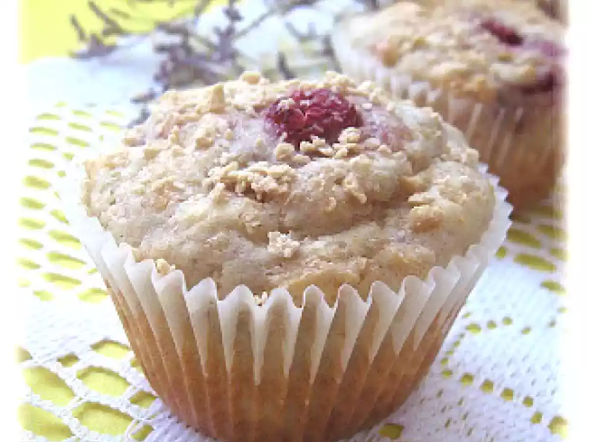 Muffins à la rhubarbe et aux framboises